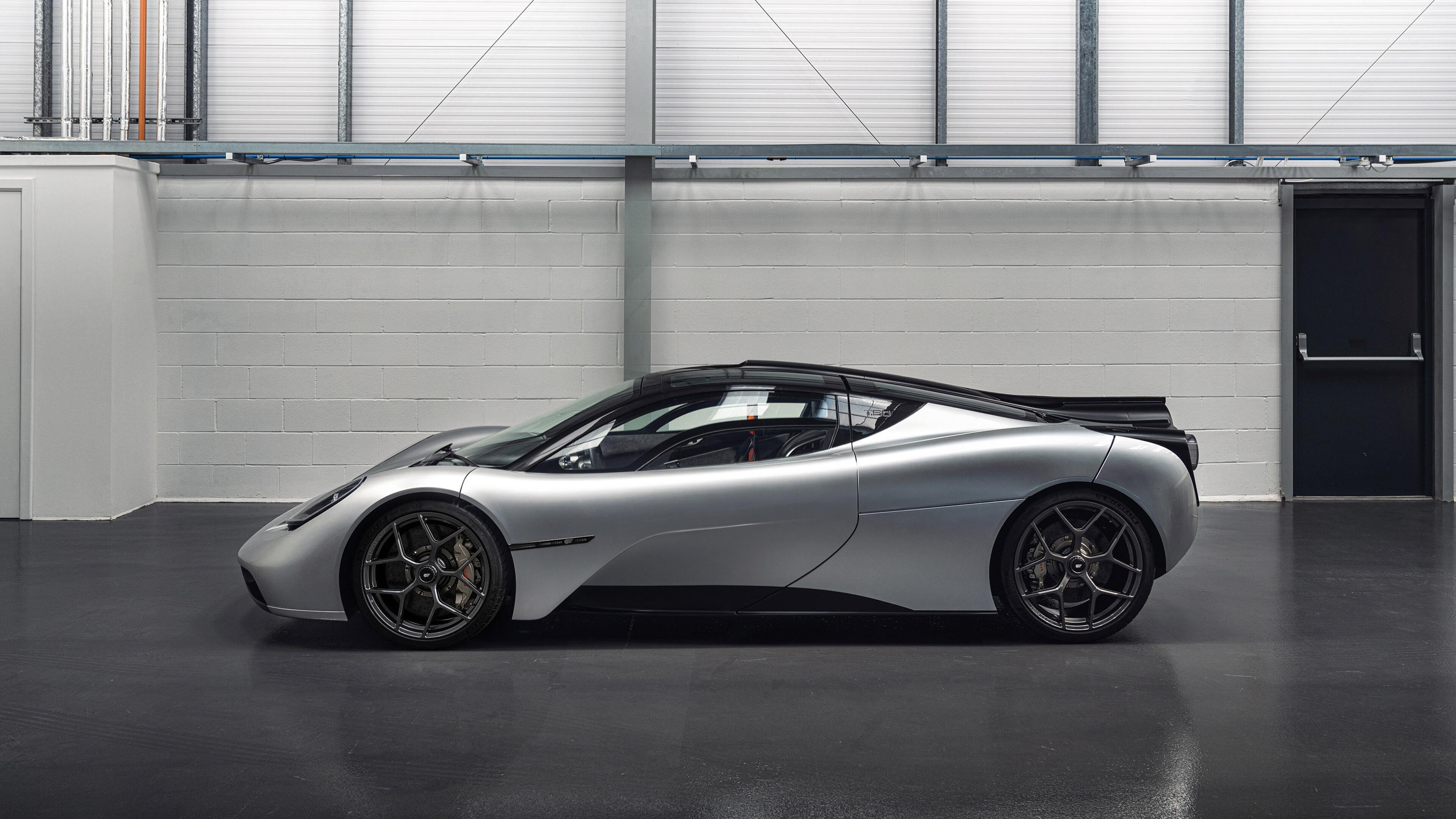 雷霆压哨战胜湖人,季后赛首轮中亚历山大锁死对手,雷霆亚历山大季后赛数据